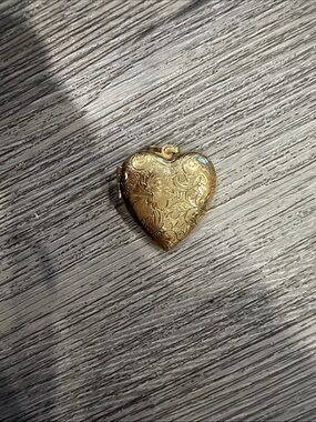 Source Unknown Gold Heart Locket Necklace with Floral Engraving